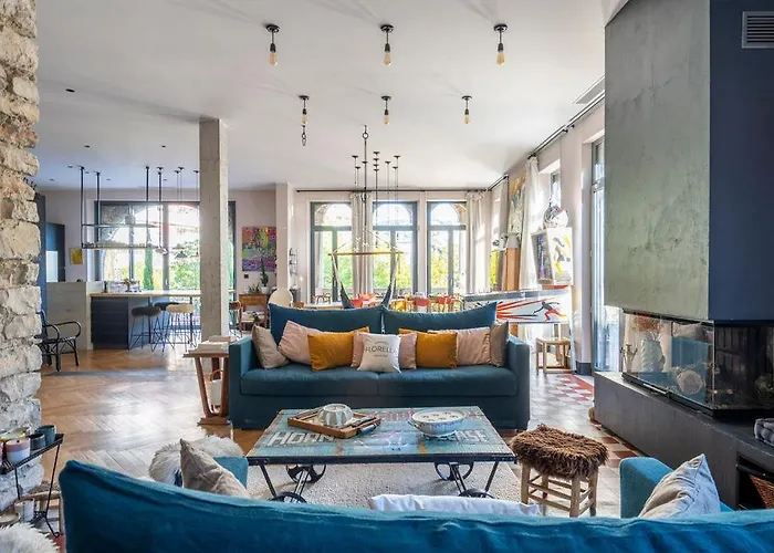 Campestra Avec Piscine, Terrasses Et Jardin *