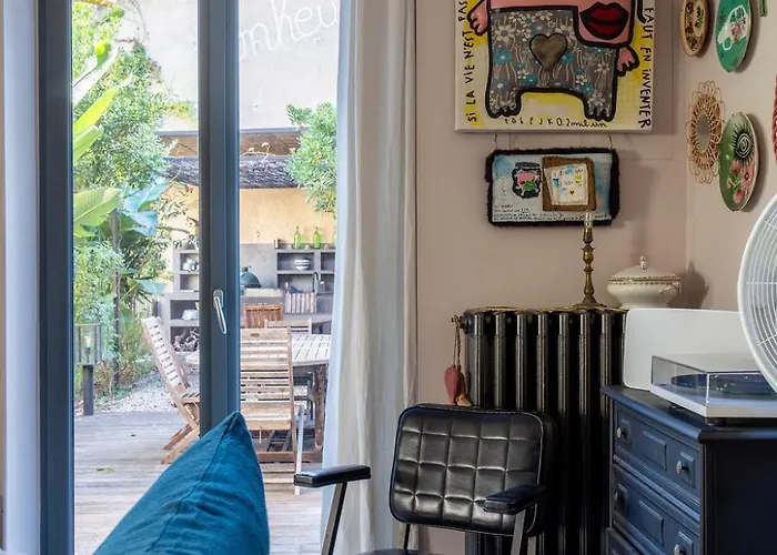 Villa Campestra Avec Piscine, Terrasses Et Jardin *