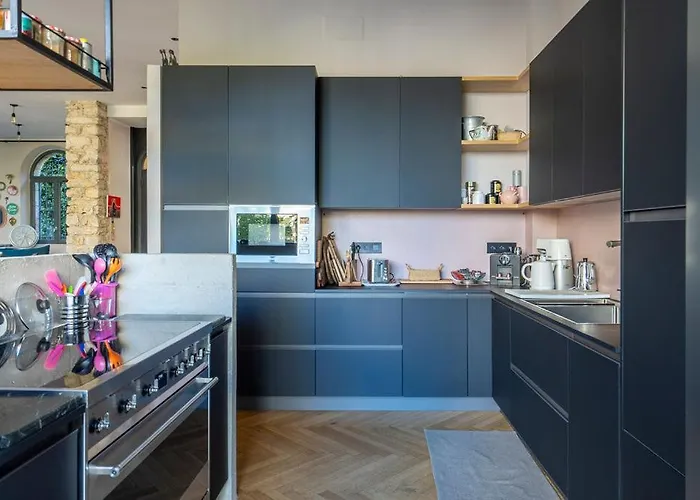 Villa Campestra Avec Piscine, Terrasses Et Jardin