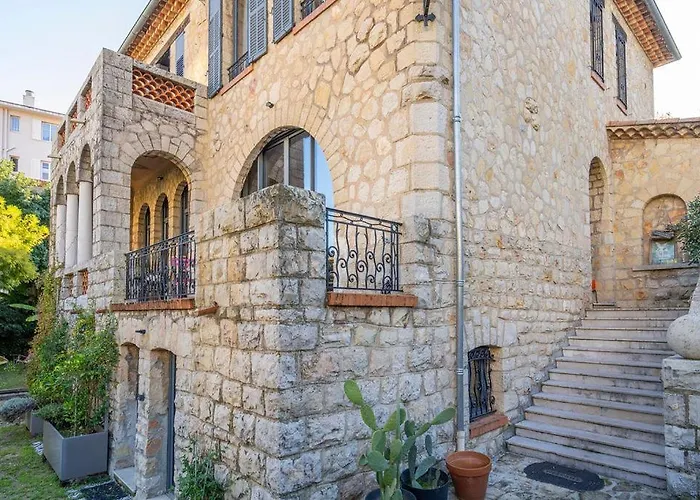 Campestra Avec Piscine, Terrasses Et Jardin